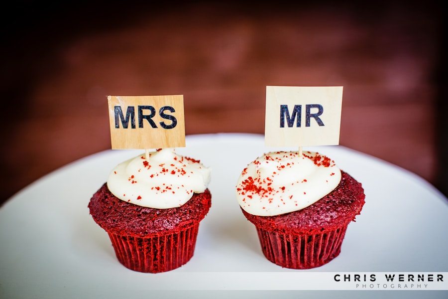 His and hers wedding cupcakes as Wedding Cake Alternatives